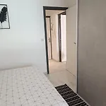 A 50 Metres De La