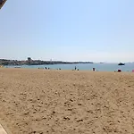 A 50 Metres De La *