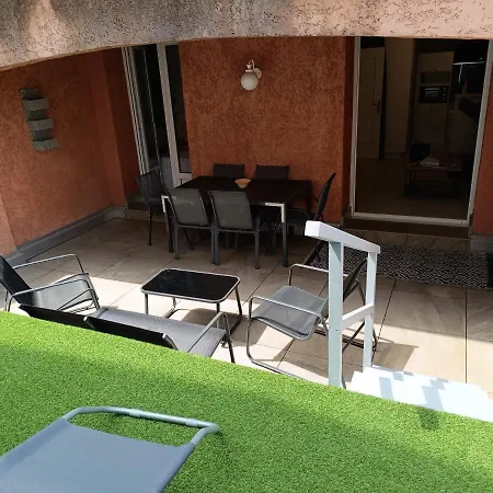 A 50 Metres De La *