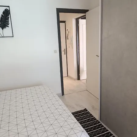 A 50 Metres De La