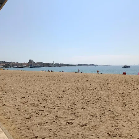 A 50 Metres De La *